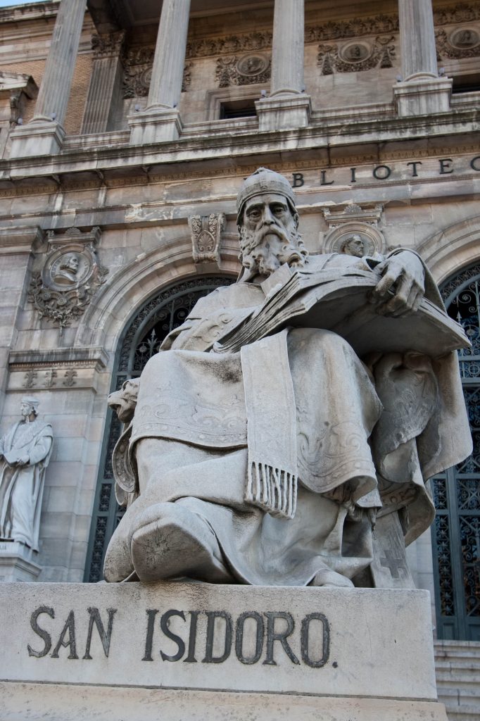 Estatua de San Isidoro en el acceso a la Biblioteca Nacional en Madrid